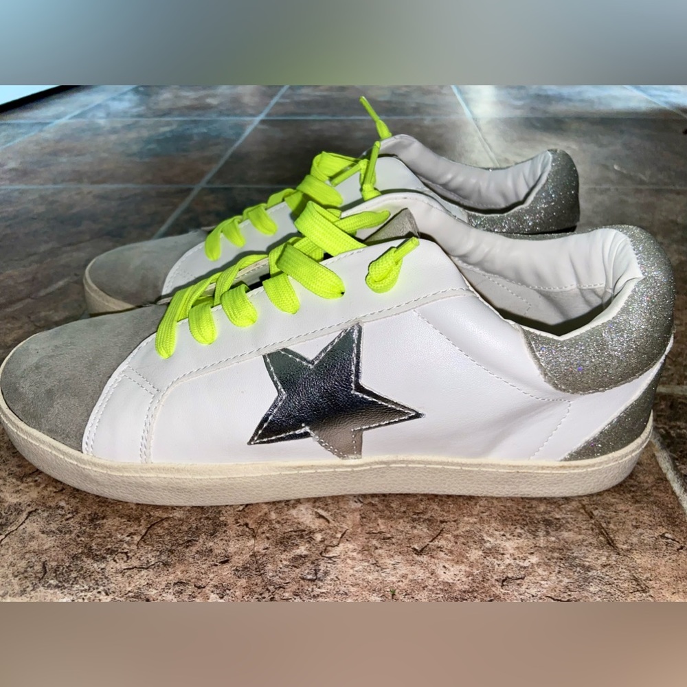 Women’s Madden Girl Linlee Star Shoes - Picture 4 of 6